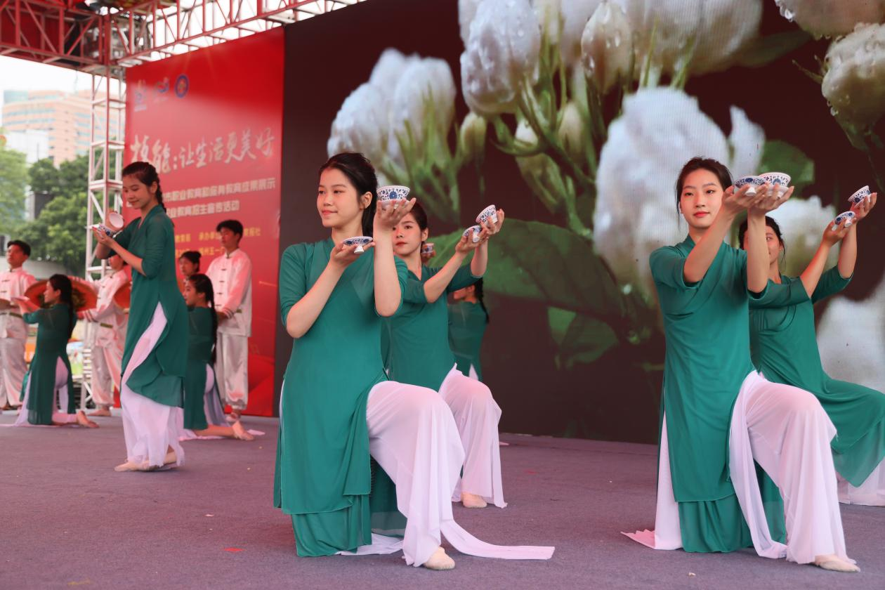 展示技能扬风采,我的眼里“职”有你----<a href=http://www.555edu.net/school-406/ target=_blank class=infotextkey>福州商贸职业中专学校</a>参加福州市职业教育活动周市级主场活动